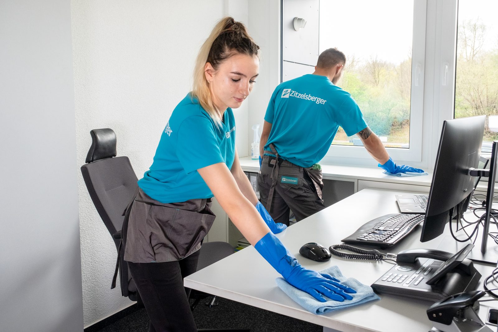 Reinigung von Schreibtisch und Arbeitsplatz im Büro