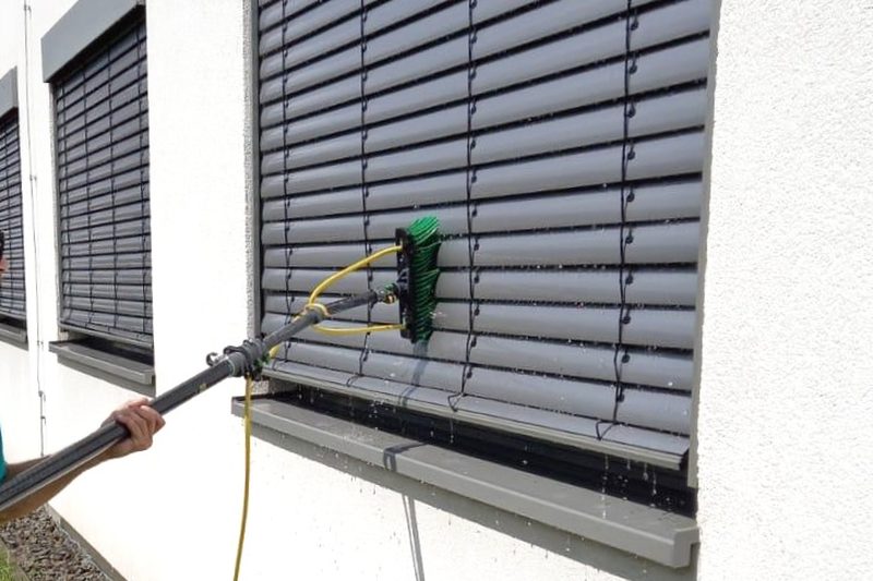 Bürste an der Teleskopstange reinigt Fenster und Jalousie