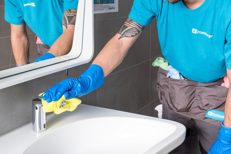 Reinigung von Waschbecken und Armatur
